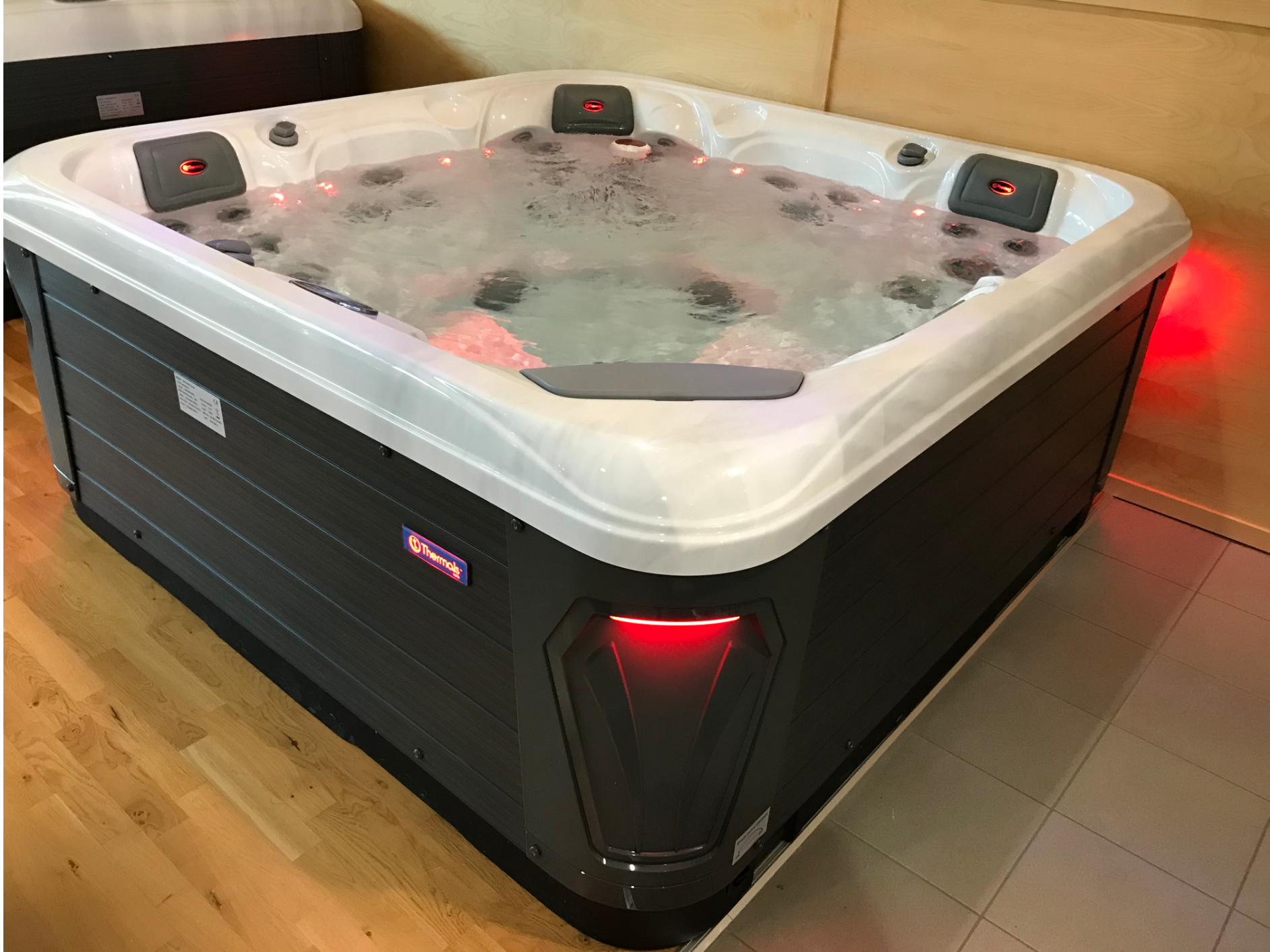 Spabad | Ocean | 5 personer (200x200x85cm)